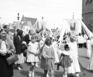Uroczystość Bożego Ciała w Warszawie celebrowana przez Prymasa Polski kardynała Stefana Wyszyńskiego - 1957 rok