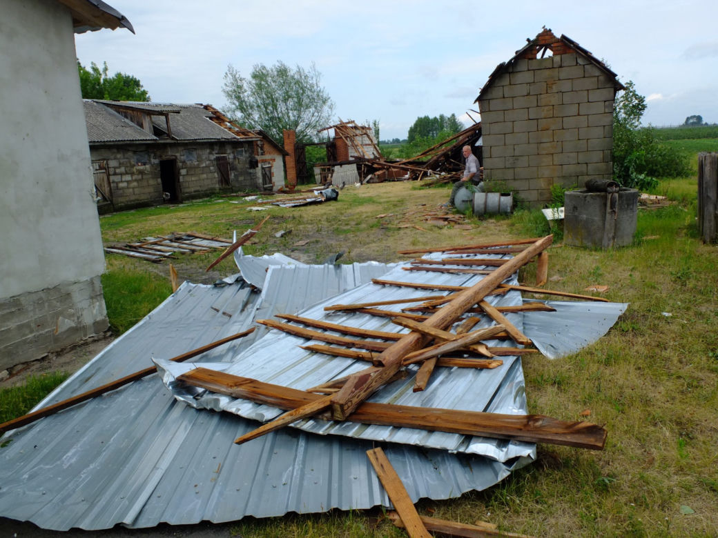 Przez gminę Wilków przeszła potężna nawałnica. Kilkadziesiąt budynków jest zniszczonych
