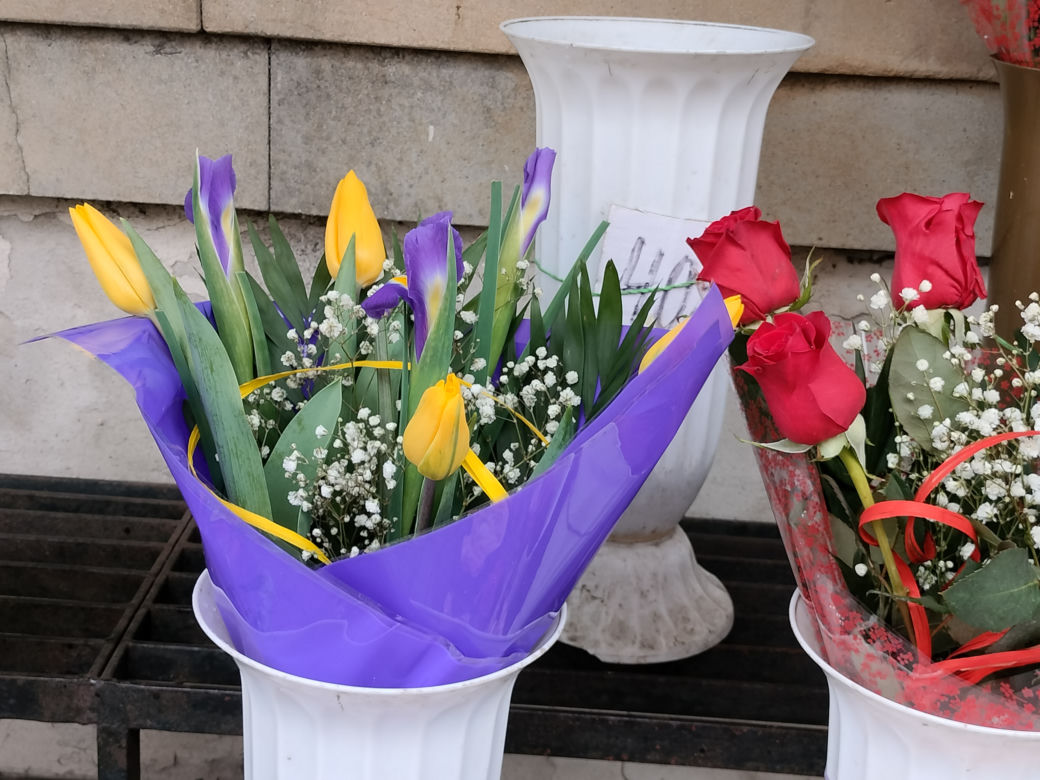 W Lublinie przed stoiskami z kwiatami długie kolejki. Sprawdziliśmy, jakie są ceny