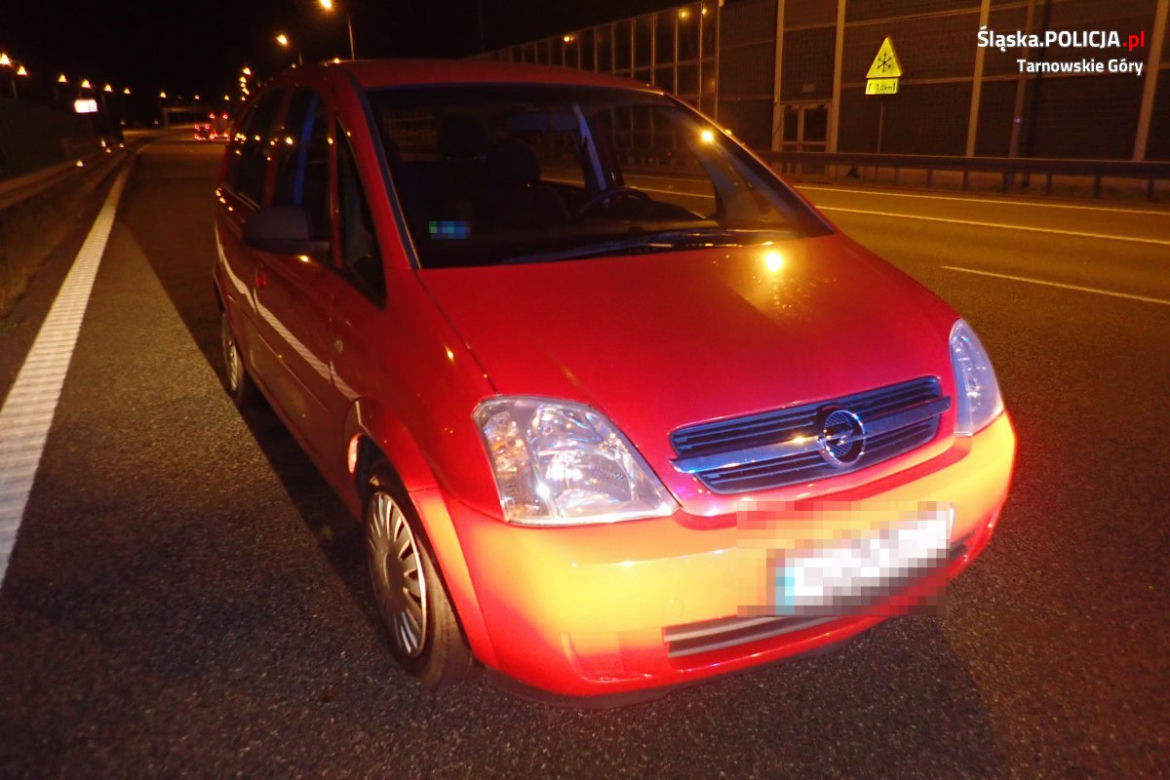 Zaparkował auto na autostradzie i poszedł spać