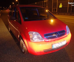 Zaparkował auto na autostradzie i poszedł spać