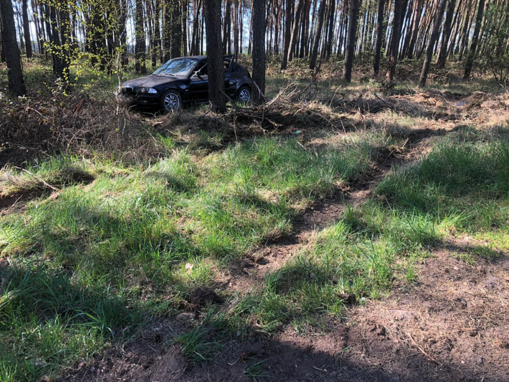 Brawurową jazdę BMW zakończył w lesie