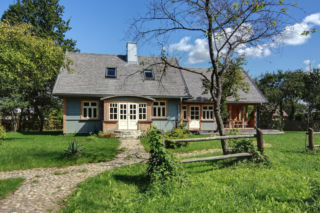 Ten niezwykły dom na Podlasiu wygląda jak sprzed 100 lat.  W środku piec chlebowy i stare bale