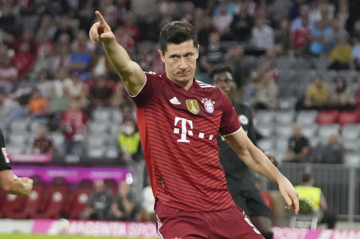Robert Lewandowski na spacerze z rodziną