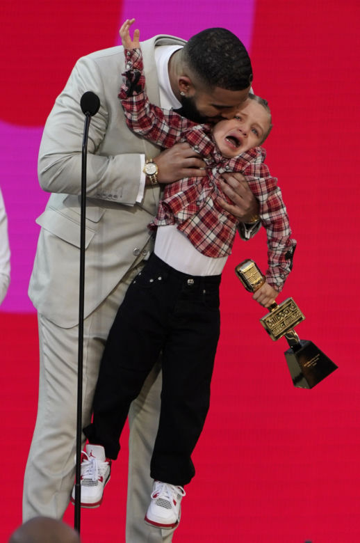 Drake z synkiem na gali Billboard Music Awards 2021
