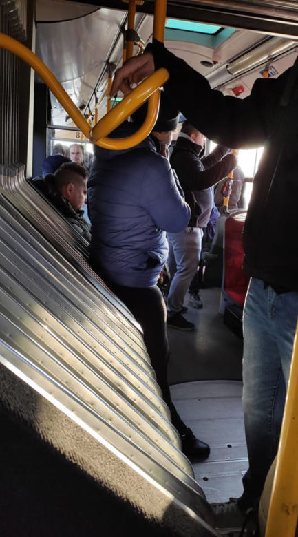 Tłok w autobusach i tramwajach w Warszawie