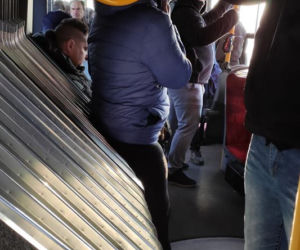Tłok w autobusach i tramwajach w Warszawie