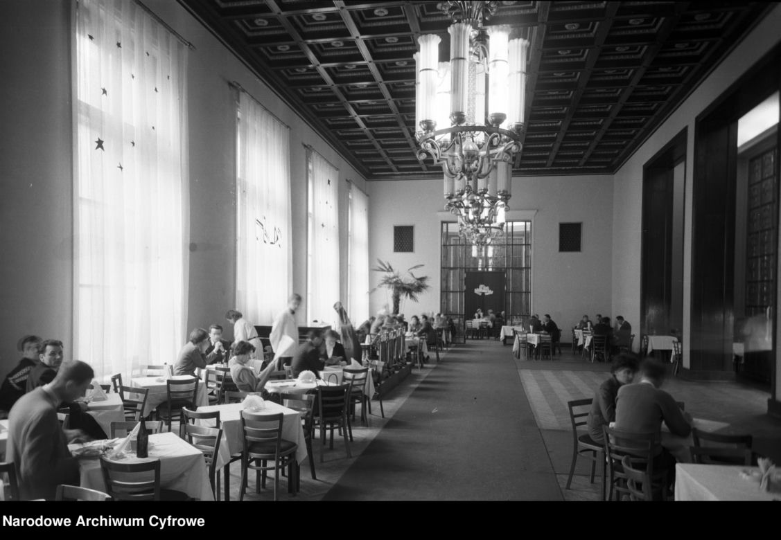 QUIZ PRL. Pałac Kultury i Nauki w Warszawie. Zmierz się z historią dziarskiego 70-latka? 
