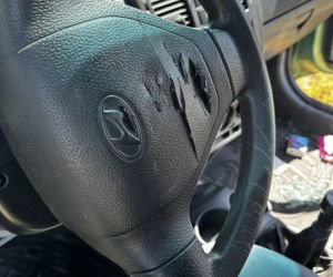 27-latek zdewastował i okradł zaparkowane auto. Zostawił w nim swój portfel