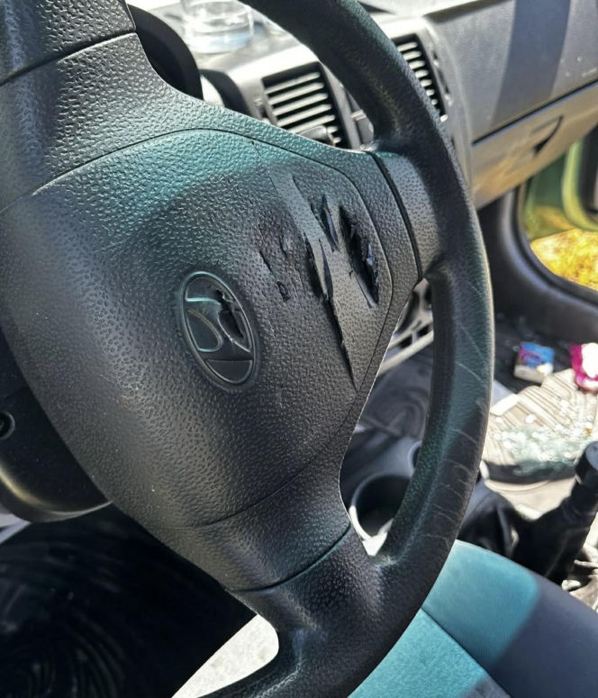 27-latek zdewastował i okradł zaparkowane auto. Zostawił w nim swój portfel