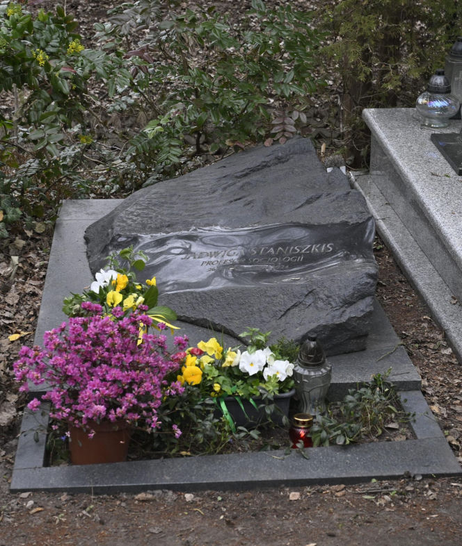 Tak wygląda grób prof. Jadwigi Staniszkis dwa lata po śmierci