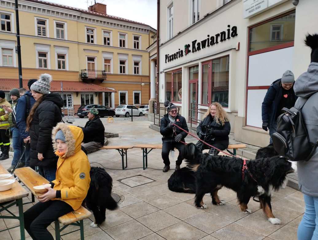 WOŚP 2024. Dziennikarze Radia ESKA rozgrzewają Tarnów pysznym żurkiem!