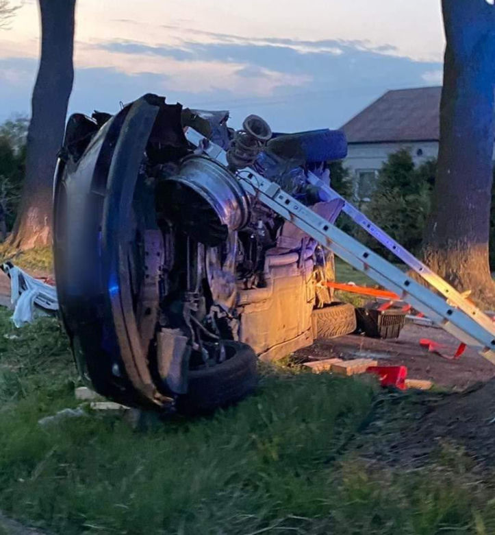 Makabryczna śmierć pod Płockiem! BMW roztrzaskało się o drzewo [ZDJĘCIA]
