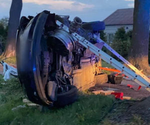 Makabryczna śmierć pod Płockiem! BMW roztrzaskało się o drzewo [ZDJĘCIA]