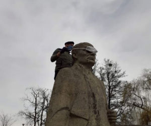 Iława. Na rzeźbach zawiesili maseczki ochronne