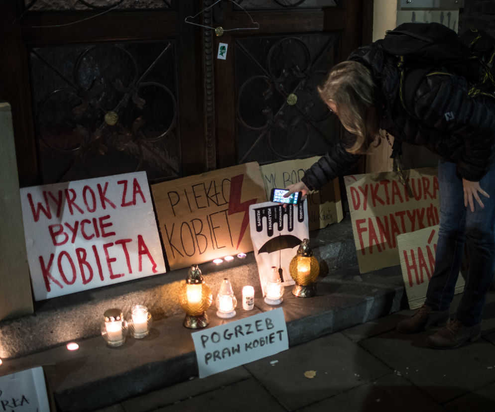 Pogrzeb praw kobiet. Protest po wyroku TK w Krakowie