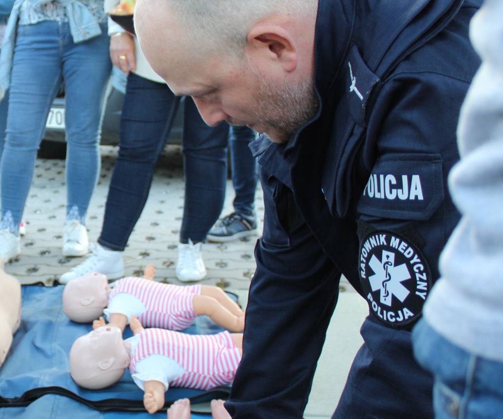 Trzech PIJANYCH mężczyzn omal nie zginęło w jeziorze! Uratował ich policjant z Poznania 