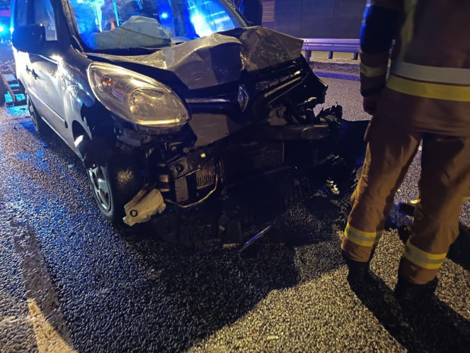 Wielka kraksa na Trasie Łazienkowskiej. Zgasł mu Opel, huknął w niego Renault