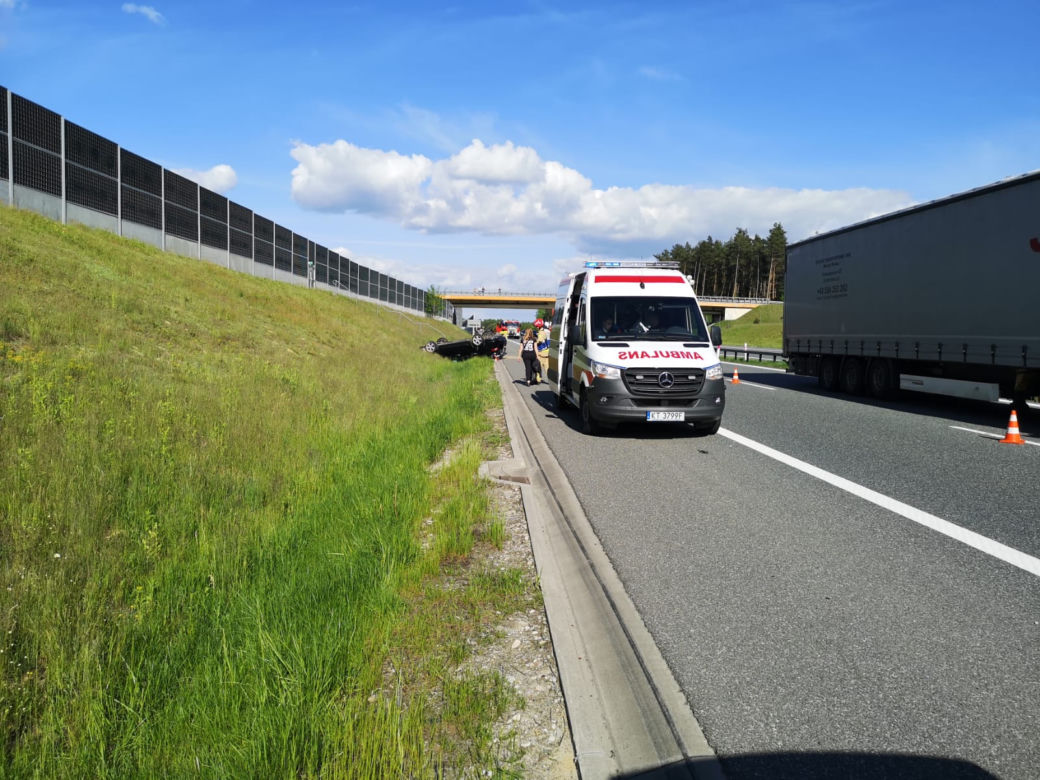 Kierowca mercedesa usnął i uderzył w hondę. Samochód dachował, w środku była kobieta z dzieckiem