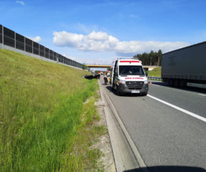 Kierowca mercedesa usnął i uderzył w hondę. Samochód dachował, w środku była kobieta z dzieckiem