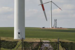 Wojsko blokuje farmy wiatrowe w Polsce? Poseł pyta o niejasne kryteria i straty dla inwestorów