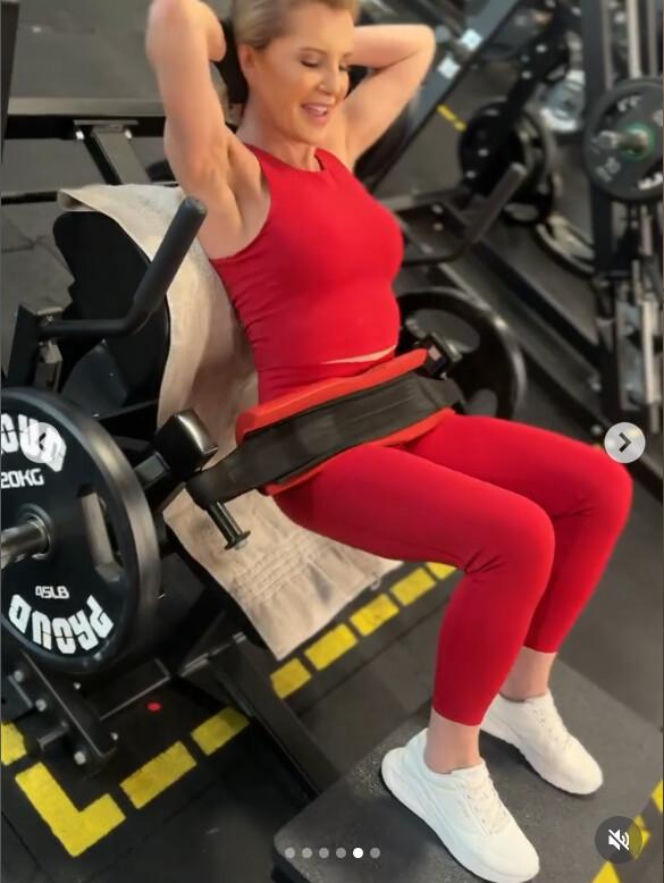 Nie dzierga szalików, nie opiekuje się wnukami. Joanna Racewicz nie daje sobie w kaszę dmuchać!