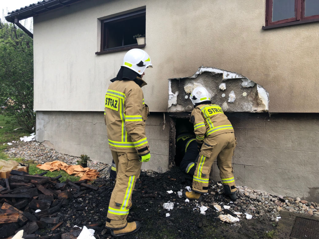 Tragiczny pożar w Ptaszkowej. Starsza kobieta została uwięziona w płonącym domu