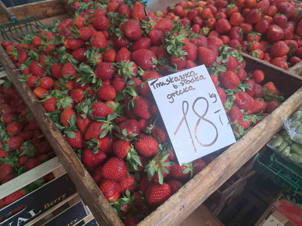 Ceny truskawek na Starym Kleparzu w Krakowie
