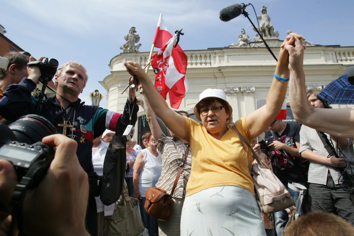 Wojna o krzyż: Krzyż zostaje pod Pałacem Prezydenckim