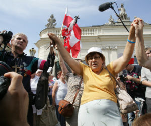 Wojna o krzyż: Krzyż zostaje pod Pałacem Prezydenckim