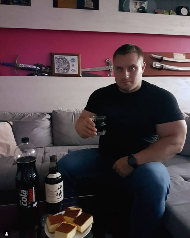 Krzysztof Radzikowski w salonie