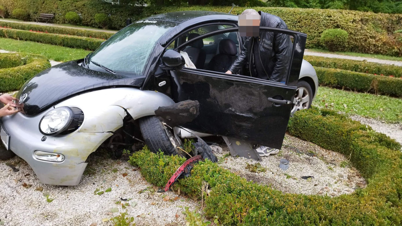 Szczecinek. Wjechał autem do parku, taranując wszystko po drodze