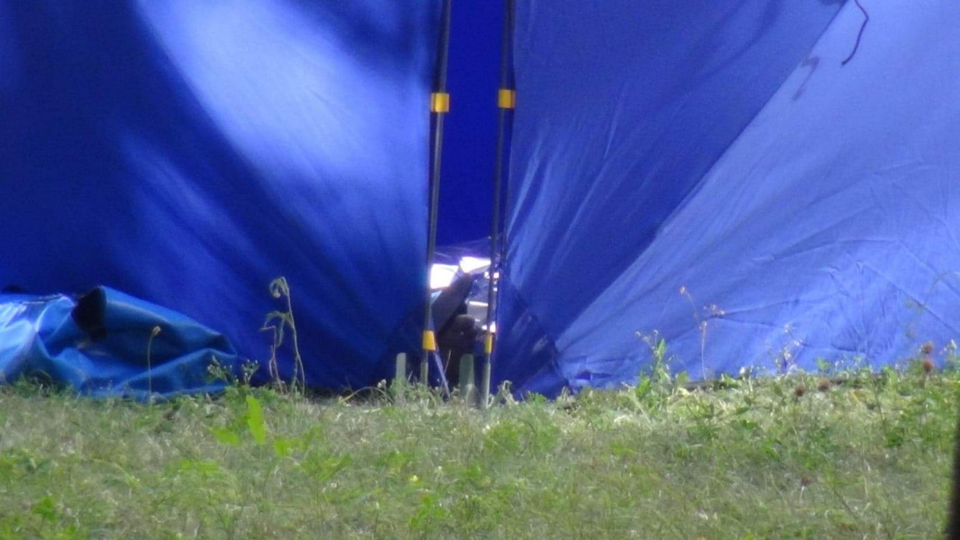 Tragedia na Bemowie. Leżała na trawniku, ktoś wezwał pomoc. Kobieta spadła z 9 piętra