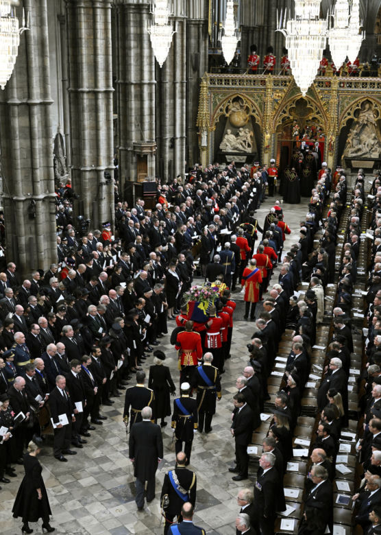 Łzy poddanych i trumna zmierzająca do Westminsteru