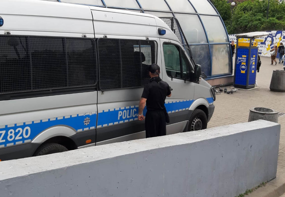 Wypadek na stacji metra w Centrum. Mężczyzna runął pod pędzący pociąg