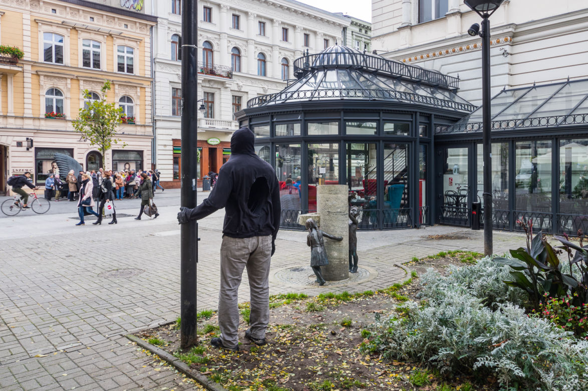 8 Instalacja "Holy Man" Marka Jenkinsa w pasażu Rubinsteina przy Piotrkowskiej