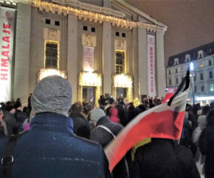 Katowiczanie solidarni z Gdańskiem. Milczący protest przeciwko przemocy przed Teatrem Śląskim [ZDJĘCIA, AUDIO]