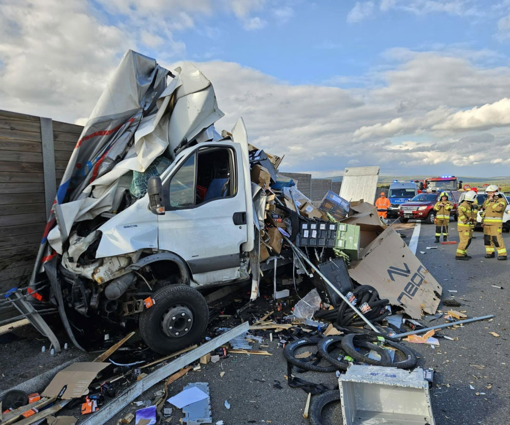 Jędrzejów. Dwa groźne wypadki w pół godziny, rozcinano karoserię
