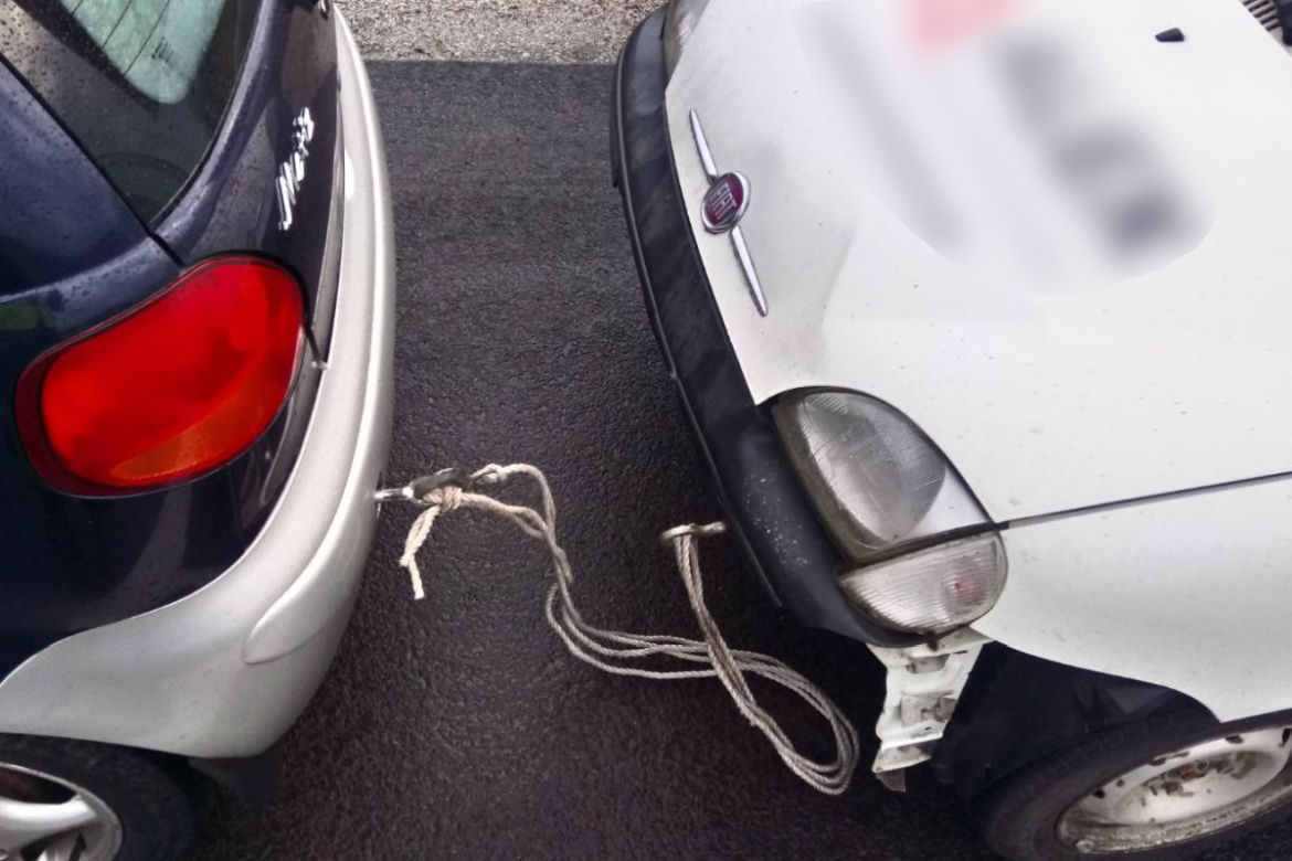 Holowali uszkodzone auto na... sznurku