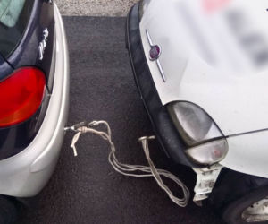 Holowali uszkodzone auto na... sznurku