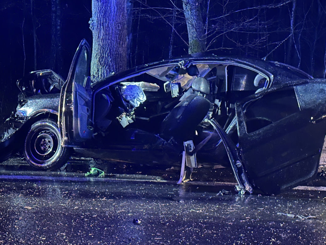 Osobowa skoda roztrzaskała się o drzewo. 53-latek zmarł w szpitalu