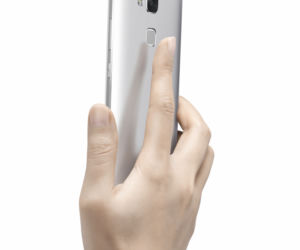 Huawei Ascend Mate7_Single_Gray Back Face Hand_Hi res