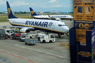 Koniec problemów z ponadwymiarowym bagażem? Unia Europejska mówi dość chaosowi na lotniskach