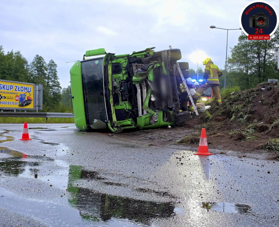 Ciężarówka przewróciła się na rondzie pod Otwockiem. Kierowca wjechał prosto w kopiec! 