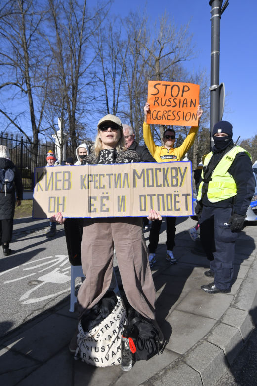 Transparenty na antyrosyjskich protestach