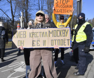 Transparenty na antyrosyjskich protestach