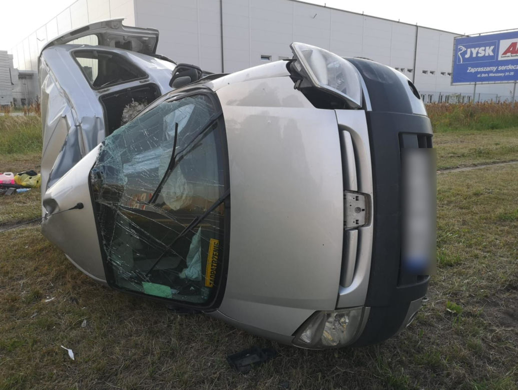 Groźny wypadek w Szczecinku. Peugeot roztrzaskał się na latarni