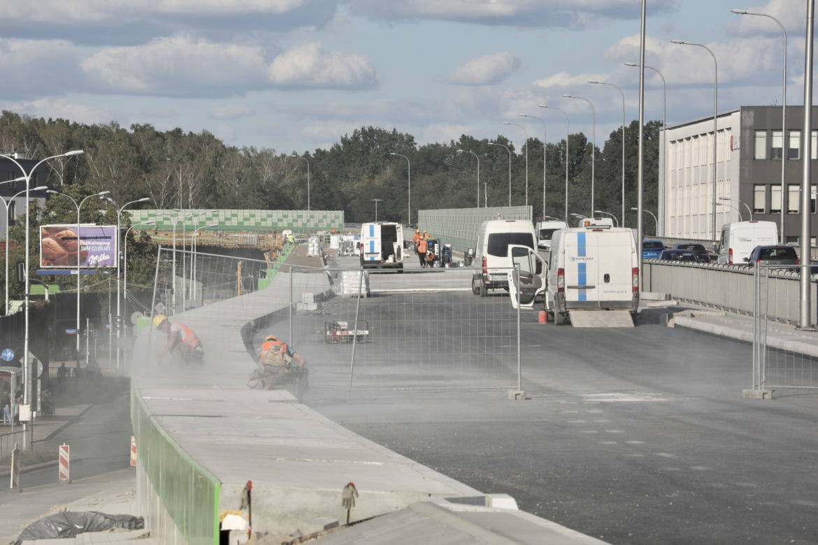 Estakada na Marsa i Żołnierskiej na ukończeniu. Drogowcy pracują w pocie czoła