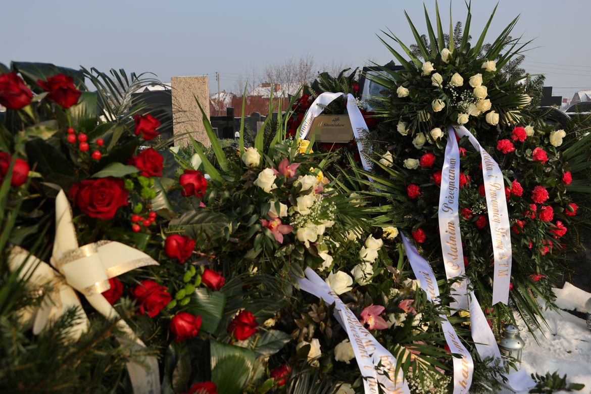 Morze kwiatów na grobie znanego i uwielbianego sklepikarza z Ząbek