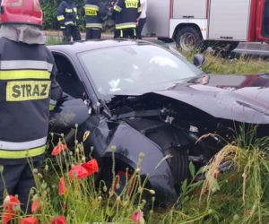 Ferrari rozbite na drodze krajowej nr 45 w Gaszynie 
